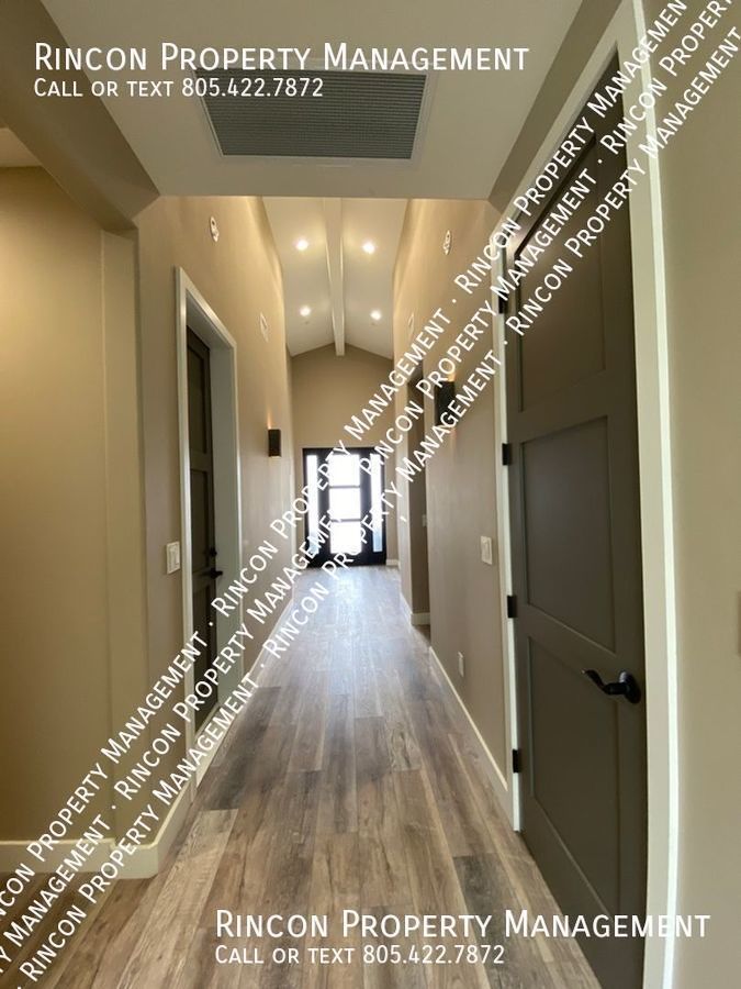 Stunning Hillside Home in Clearpoint *3 Bedrooms--2.5 baths--+ Den* property image